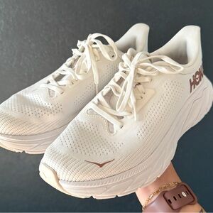 HOKA Arahi 7 White / Rose Gold Road-Running Shoes